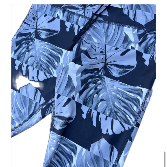 NIKE Leaf Print Leggings Yoga Pants Size Medium Like New - Picture 6 of 16